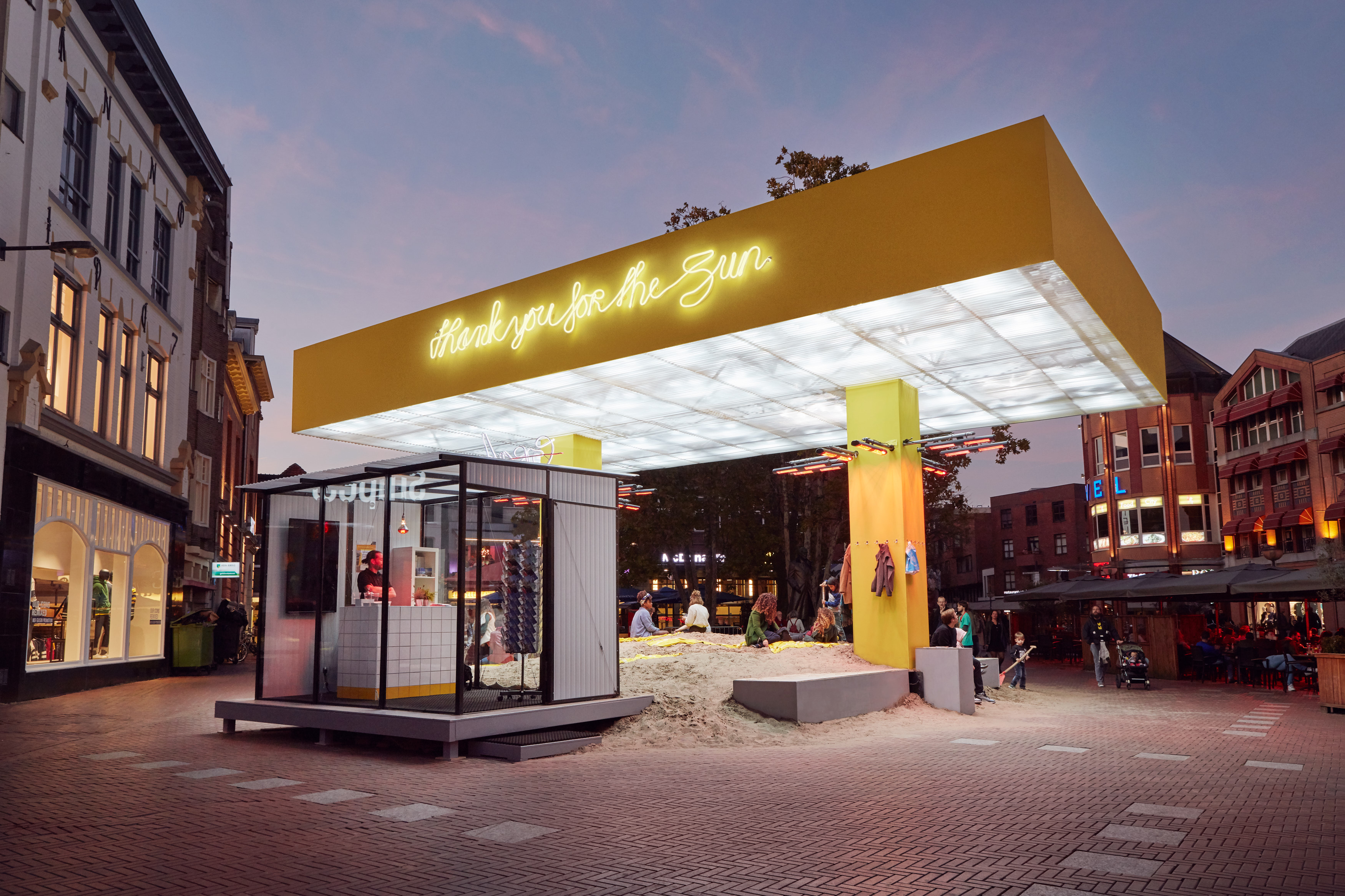 Thank you for the sun is an installation which was on show during the Dutch Design Week in Eindhoven in 2018. It was an answer to the question: 'what kind of new function could the archetypical. petrol station get in the future?