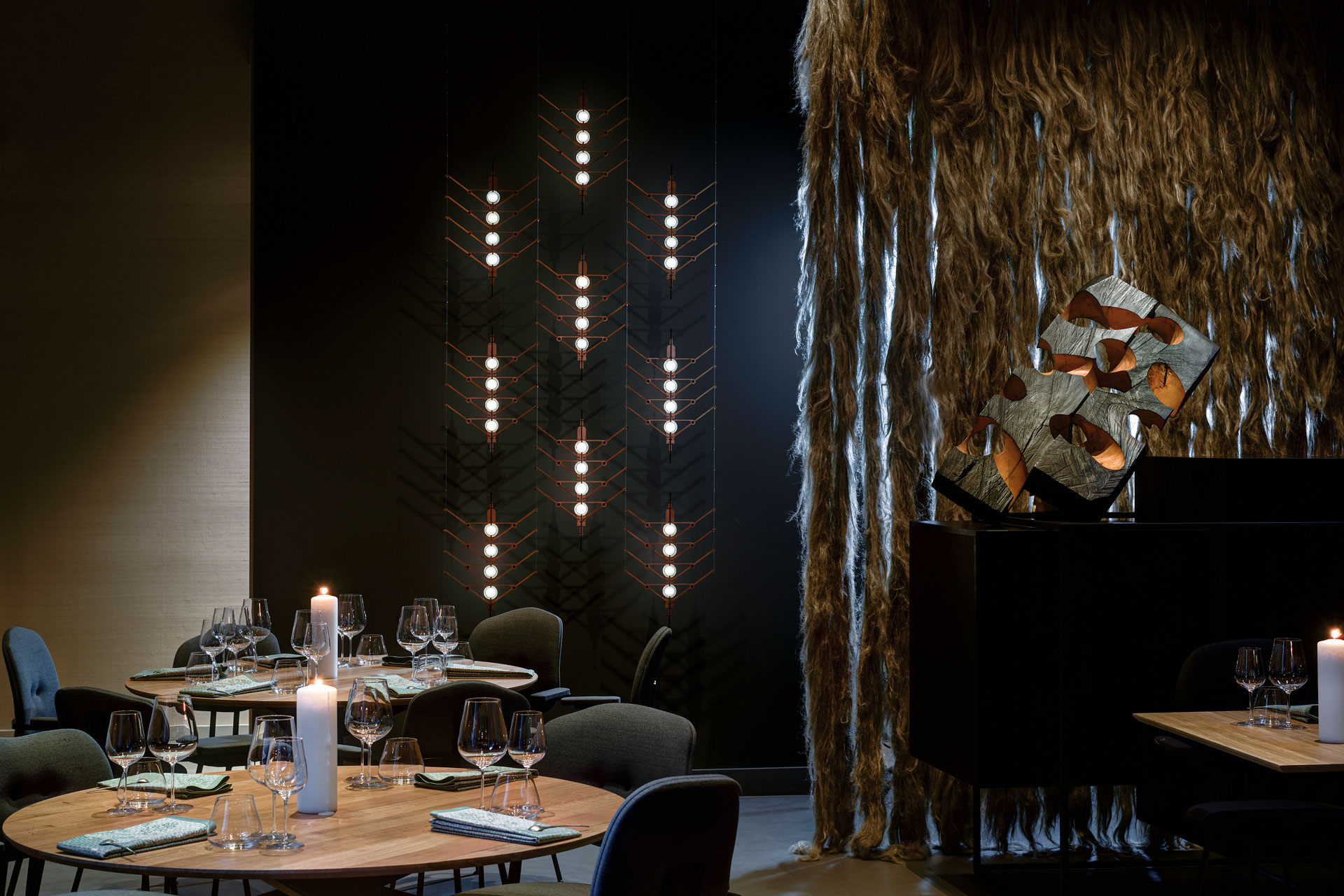 VANTOT's V-V-V is a space-seperating light curtain that brings a touch of elegance to any space. For instance a restaurant. Dutch Design.