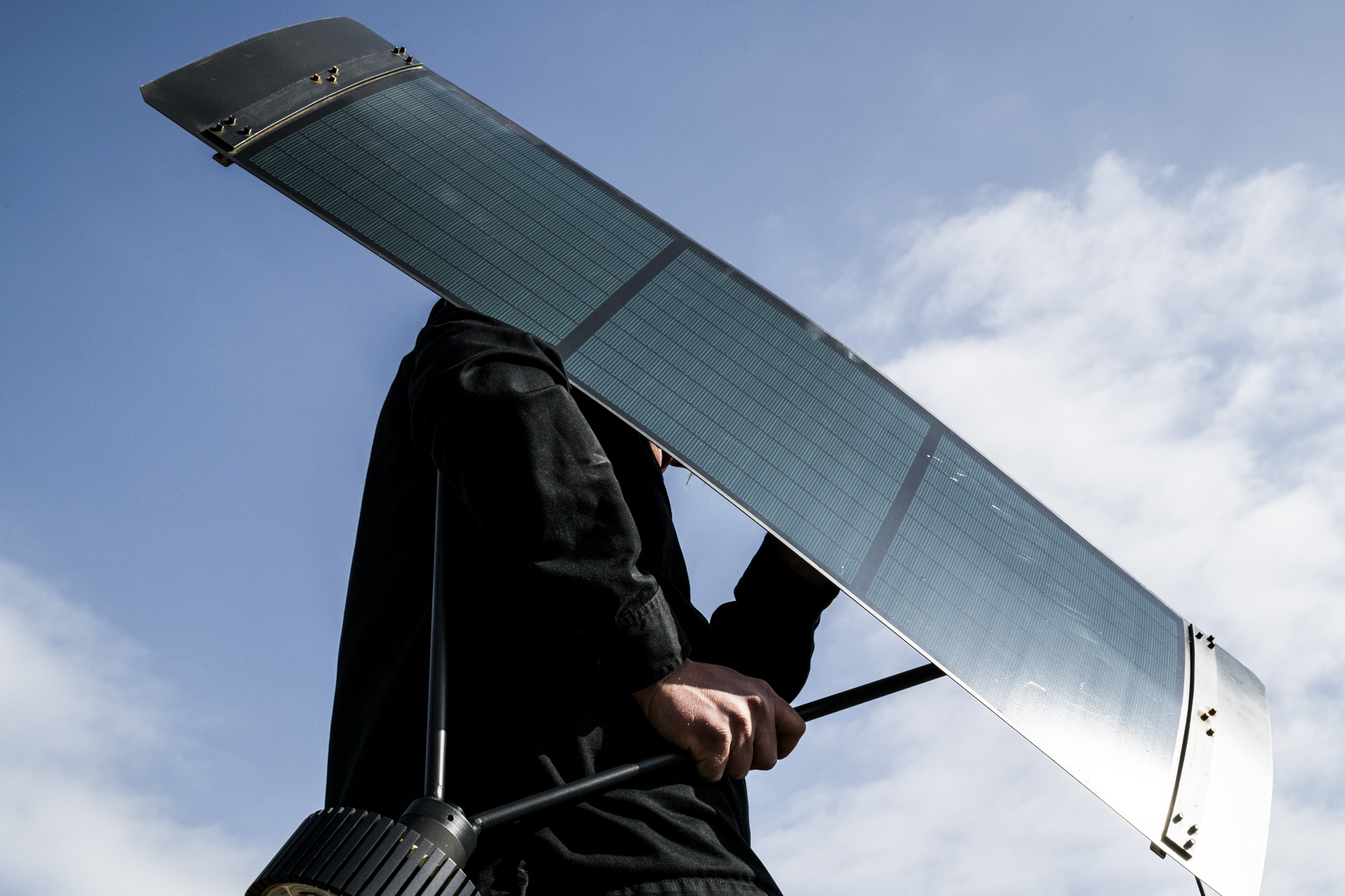 Pendulum by VANTOT. The flat and horizontal design of the light fixtures increases the surface area of the solar panels as much as possible, optimizing solar energy harvesting.